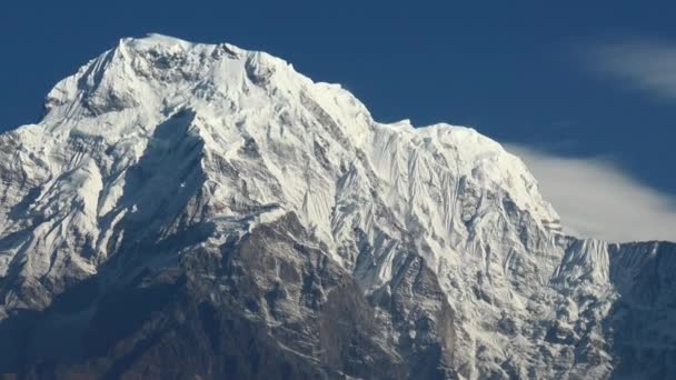 Vârful Annapurna Sud și trece în munții Himalaya, regiunea Annapurna, Nepal 4K — Videoclip de stoc