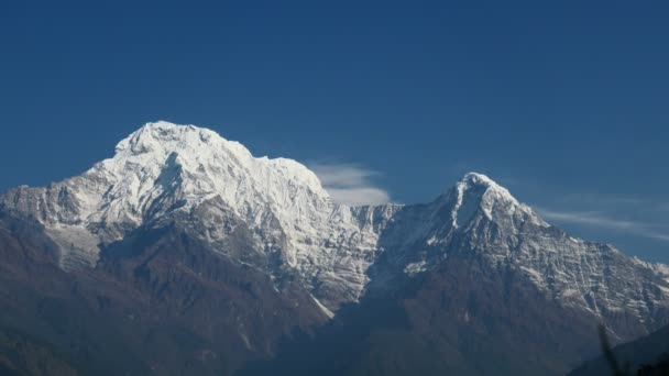 Annapurna jih Peak a pass v pohoří Himálaj, Annapurna region, Nepál 4k — Stock video