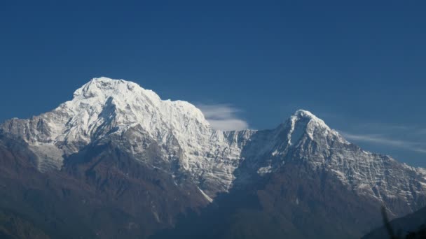 Pico Sur de Annapurna y paso en las montañas del Himalaya, región de Annapurna, Nepal 4K — Vídeo de stock