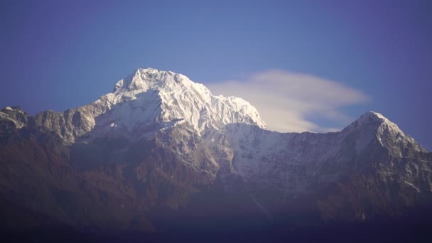 尼泊尔安纳普尔纳地区喜马拉雅山的安娜普尔纳南峰和山口 — 图库视频影像