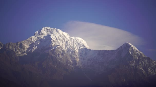 尼泊尔安纳普尔纳地区喜马拉雅山的安娜普尔纳南峰和山口 — 图库视频影像