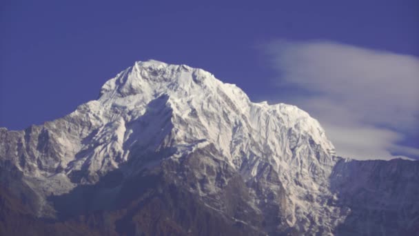 Pico Sur de Annapurna y paso en las montañas del Himalaya, región de Annapurna, Nepal — Vídeo de stock