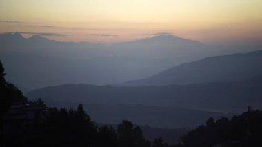 Sunrise dağ Vadisi Himalayalar aralığında Nepal 4k yukarıda