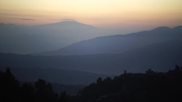 日出以上的山在山谷喜马拉雅山范围尼泊尔4k — 图库视频影像