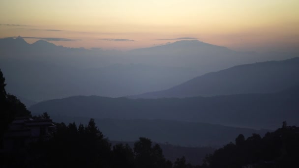 Lever de soleil au-dessus de la montagne dans la vallée dans la chaîne Himalaya Népal 4K — Video