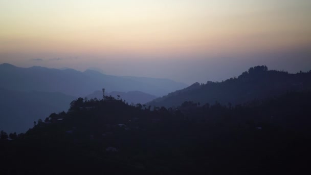 Zonsopgang boven de berg in vallei in Himalaya bereik Nepal 4k — Stockvideo