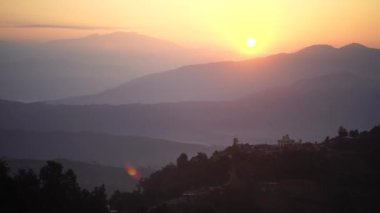 Sunrise dağ Vadisi Himalayalar aralığında Nepal 4k yukarıda