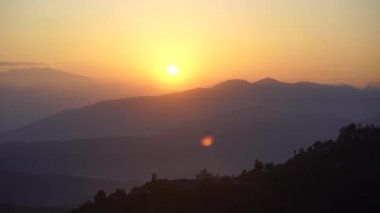 Sunrise dağ Vadisi Himalayalar aralığında Nepal 4k yukarıda