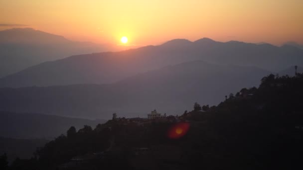 Wschód słońca nad górskim w dolinie w zakresie Himalaje Nepalu 4k — Wideo stockowe