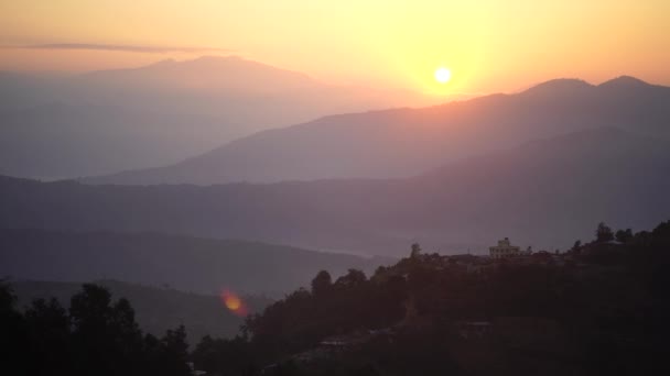 日出以上的山在山谷喜马拉雅山范围尼泊尔4k — 图库视频影像