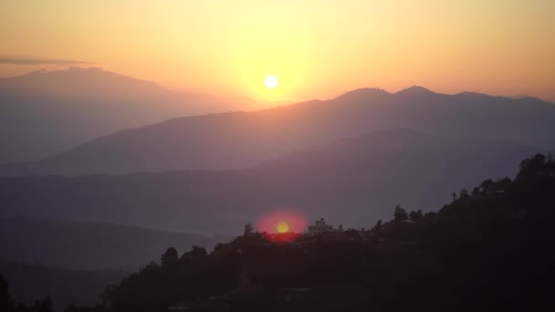 安娜普尔纳地区日出以上的山在山谷喜马拉雅山玛迪希马尔徒步 — 图库视频影像