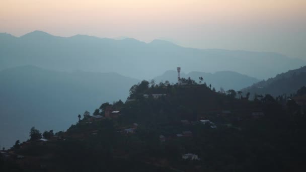 Wschód słońca nad górskim w dolinie w zakresie Himalaje Nepalu 4k — Wideo stockowe
