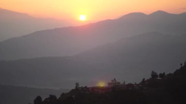 Sunrise dağ Vadisi Himalayalar aralığında Nepal 4k yukarıda
