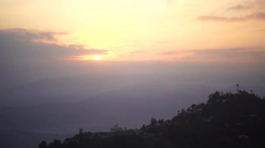 Sunrise dağ Vadisi Himalayalar aralığında Nepal 4k yukarıda