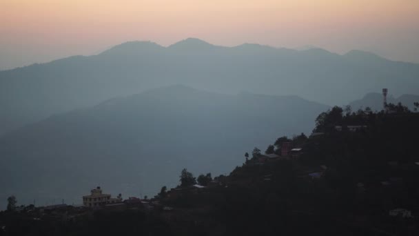 Wschód słońca nad górskim w dolinie w zakresie Himalaje Nepalu 4k — Wideo stockowe