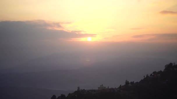 Salida del sol sobre la montaña en valle en la cordillera del Himalaya Nepal 4K — Vídeos de Stock