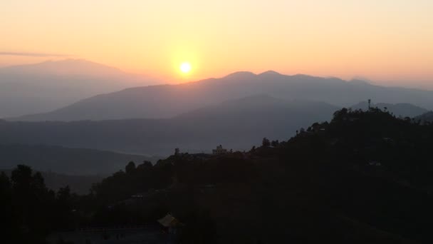 Salida del sol sobre la montaña en valle en la cordillera del Himalaya Nepal 4K — Vídeo de stock