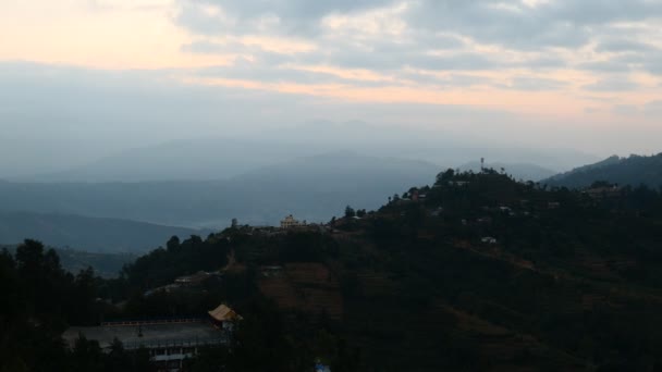 安娜普尔纳地区日出以上的山在山谷喜马拉雅山玛迪希马尔徒步 — 图库视频影像