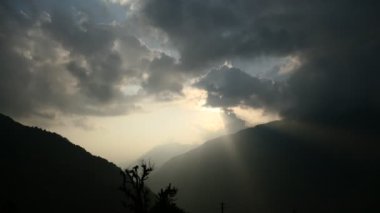 Bulutların üzerinde dağ Himalayaların vadisinde Nepal Timelapse 4 k aralığı