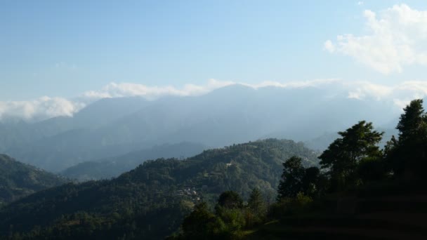 Nuages au-dessus de la montagne dans la vallée de l'Himalaya chaîne Népal Timelapse 4K — Video