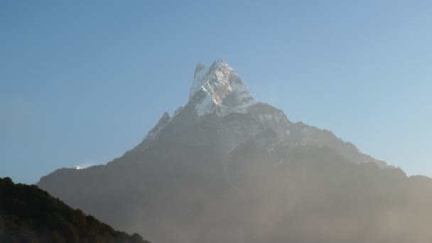 Machapuchare Fishtail montaña en la cordillera del Himalaya Nepal — Vídeos de Stock