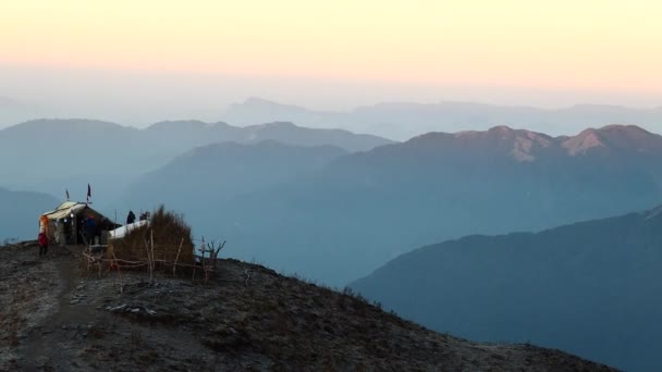 日出以上的山在山谷喜马拉雅山范围尼泊尔4k — 图库视频影像