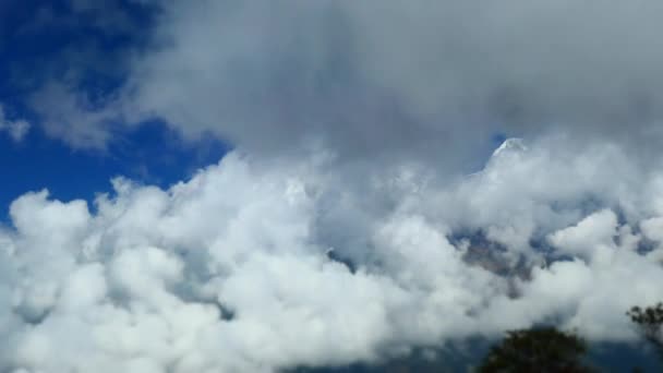 Nuvole sopra la montagna nella valle della catena dell'Himalaya Nepal Timelapse 4K — Video Stock