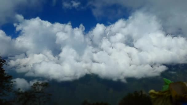 Wolken boven de berg in vallei in Himalaya variëren Nepal Timelapse 4k — Stockvideo