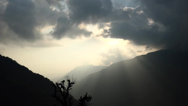 Wolken boven de berg in vallei in Himalaya variëren Nepal Timelapse 4k — Stockvideo