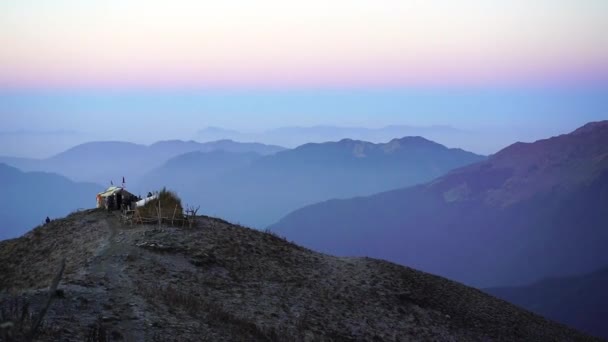 Zonsopgang boven de berg in vallei Himalaya gebergte — Stockvideo