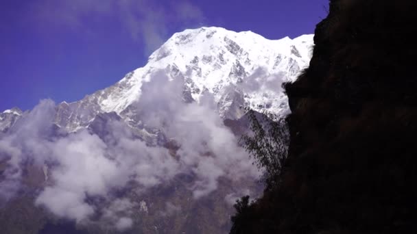 Южный пик Аннапурны и перевал в Гималаях, регион Аннапурна, Непал — стоковое видео
