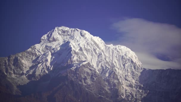 Pico Sur de Annapurna y paso en las montañas del Himalaya, región de Annapurna, Nepal — Vídeo de stock