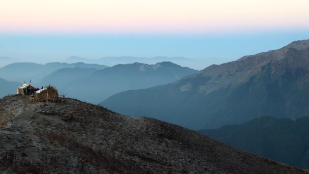 Sunrise dağ Vadisi Himalayalar aralığında Nepal 4k yukarıda — Stok video