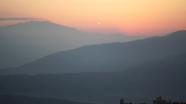 在喜马拉雅山山谷中的山之上的橙色日出 — 图库视频影像