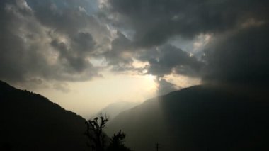 Bulutların üzerinde dağ Himalayaların vadisinde Nepal Timelapse 4 k aralığı