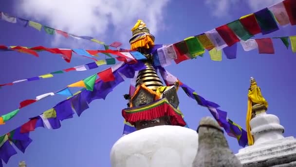 Ступа Намобудда в Гималаях, регион Аннапурна, Непал — стоковое видео
