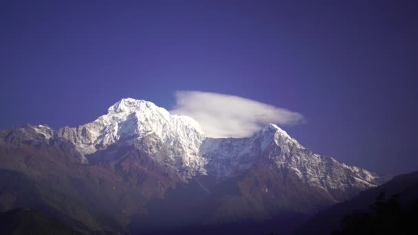 Pico Sur de Annapurna y paso en las montañas del Himalaya, región de Annapurna, Nepal — Vídeos de Stock