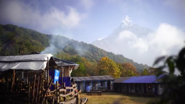 安娜普尔纳地区日出以上的山在山谷喜马拉雅山玛迪希马尔徒步 — 图库视频影像