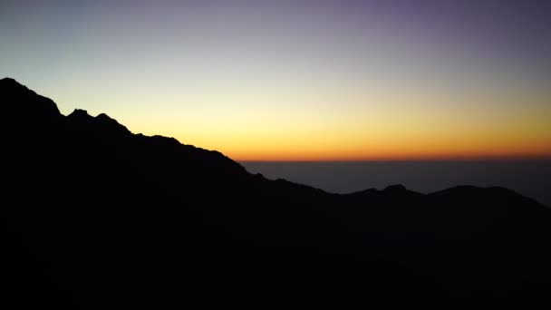 Помаранчевий Схід сонця над горою в горах Долина Гімалаїв — стокове відео
