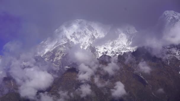Южный пик Аннапурны и перевал в Гималаях, регион Аннапурна, Непал — стоковое видео