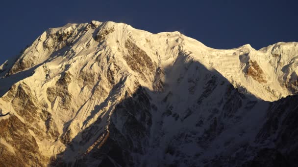 Pico Sul de Annapurna e passe nas montanhas do Himalaia, região de Annapurna, Nepal — Vídeo de Stock