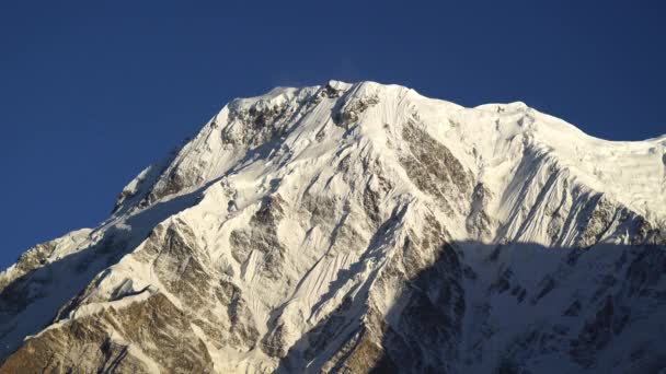 Pico Sul de Annapurna e passe nas montanhas do Himalaia, região de Annapurna, Nepal — Vídeo de Stock