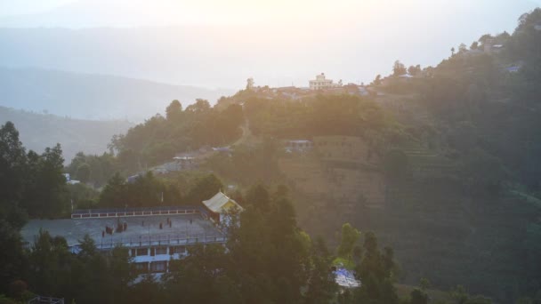Mönche tanzen altes buddhistisches Kloster in Nepal — Stockvideo