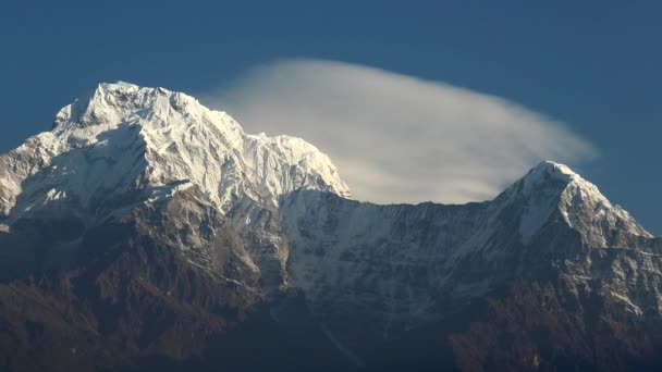 Pic sud de l'Annapurna et col dans les montagnes de l'Himalaya, région de l'Annapurna, Népal — Video