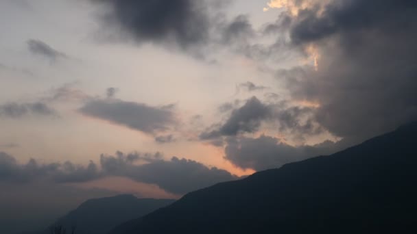 घाटी हिमालय पहाड़ों में पहाड़ के ऊपर ऑरेंज सूर्योदय — स्टॉक वीडियो