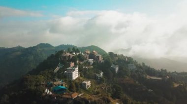 Eski Budist manastır Himalayalar Nepal--dan soluduğumuz hava