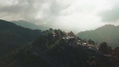 Eski Budist manastır Himalayalar Nepal--dan soluduğumuz hava