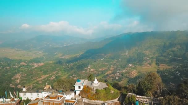 Antiguo monasterio budista en Himalaya Nepal desde el aire — Vídeo de stock