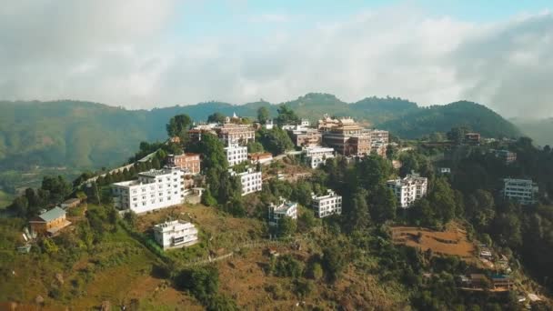 Oude boeddhistische klooster in Nepal Himalaya uit lucht — Stockvideo