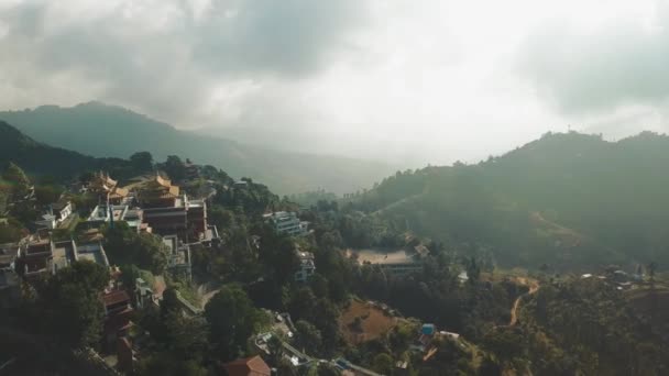 Oude boeddhistische klooster in Nepal Himalaya uit lucht — Stockvideo